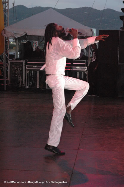 Buju Banton - Red Stripe Reggae Sumfest 2006 - The Summit - Jamaica's Greatest, The World's Best - Saturday, July 22, 2006 - Montego Bay, Jamaica - Negril Travel Guide, Negril Jamaica WI - http://www.negriltravelguide.com - info@negriltravelguide.com...!