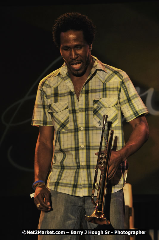 Beres Hammond @ Reggae Sumfest 2008 International Night 2, Catherine Hall, Montego Bay - Saturday, July 19, 2008 - Reggae Sumfest 2008 July 13 - July 19, 2008 - Photographs by Net2Market.com - Barry J. Hough Sr. Photojournalist/Photograper - Photographs taken with a Nikon D300 - Negril Travel Guide, Negril Jamaica WI - http://www.negriltravelguide.com - info@negriltravelguide.com...!