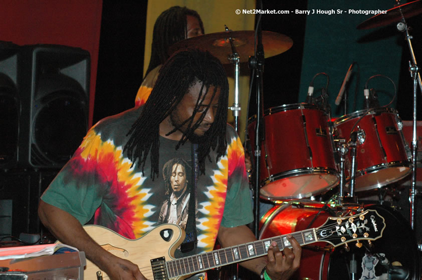 Etana - Smile Jamaica, Nine Miles, St Anns, Jamaica - Saturday, February 10, 2007 - The Smile Jamaica Concert, a symbolic homecoming in Bob Marley's birthplace of Nine Miles - Negril Travel Guide, Negril Jamaica WI - http://www.negriltravelguide.com - info@negriltravelguide.com...!