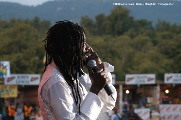 Buju Banton - Red Stripe Reggae Sumfest 2006 - The Summit - Jamaica's Greatest, The World's Best - Saturday, July 22, 2006 - Montego Bay, Jamaica - Negril Travel Guide, Negril Jamaica WI - http://www.negriltravelguide.com - info@negriltravelguide.com...!